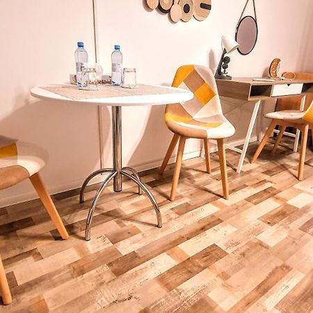 The Yellow King - Luxurious Apartment Bucarest Extérieur photo