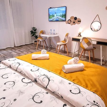 The Yellow King - Luxurious Apartment Bucarest Extérieur photo