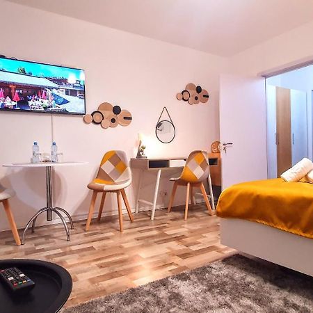 The Yellow King - Luxurious Apartment Bucarest Extérieur photo